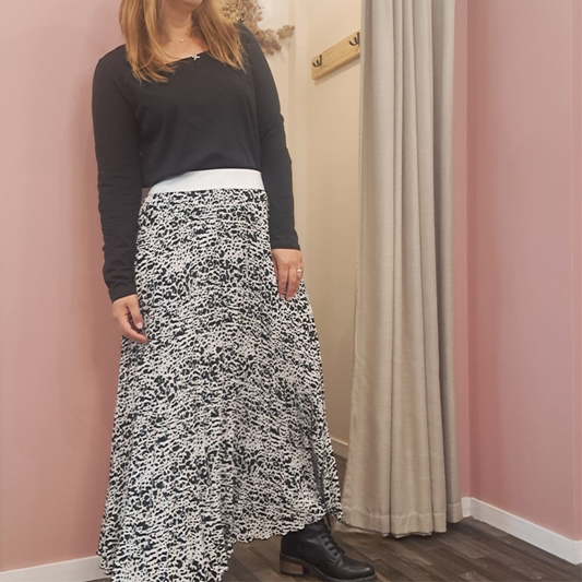 Betty Basics - Printed Pleat Skirt - Size 14