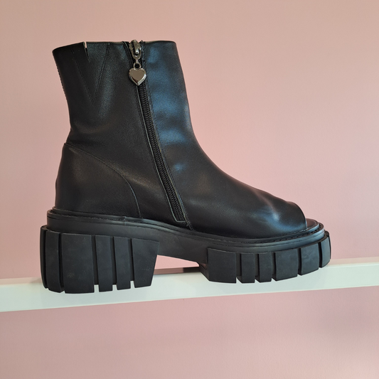 Minx - 'Black' Boots - Size 41 / 10