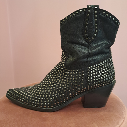 Minx - Studmuffin Boots - Size 40 / 9