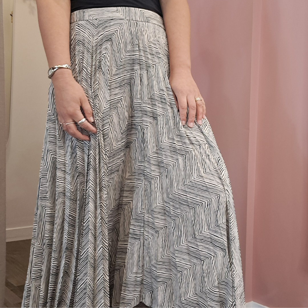 Nyne - Printed Pleat Skirt - Size 12